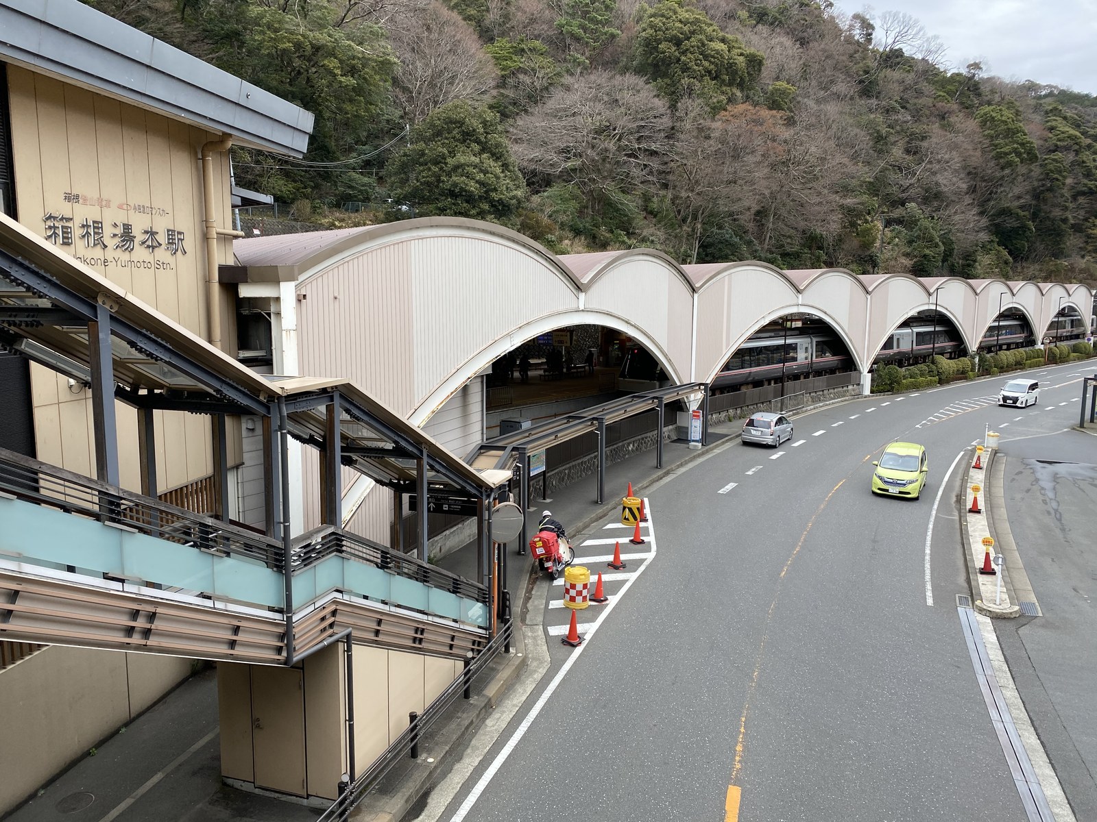 箱根湯本駅の外観・特徴的なアーチ屋根の駅舎