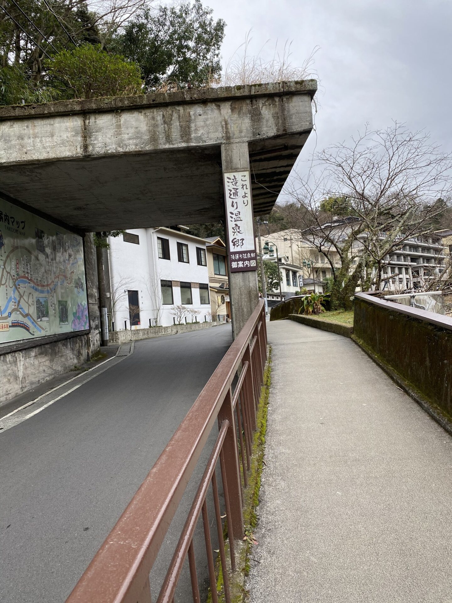 箱根湯本「ここより 滝通り温泉街」の看板