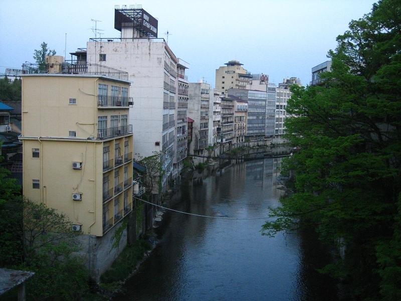 飯坂温泉 温泉街の宿並み・摺上川沿いに連なる旅館群
