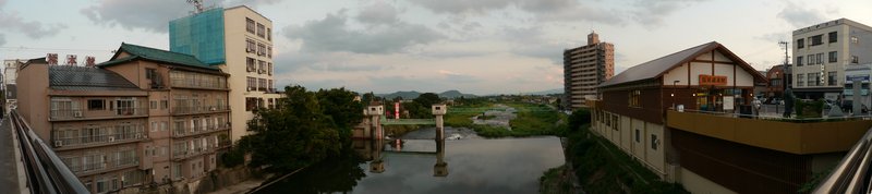 飯坂温泉と摺上川の景観・温泉街全景