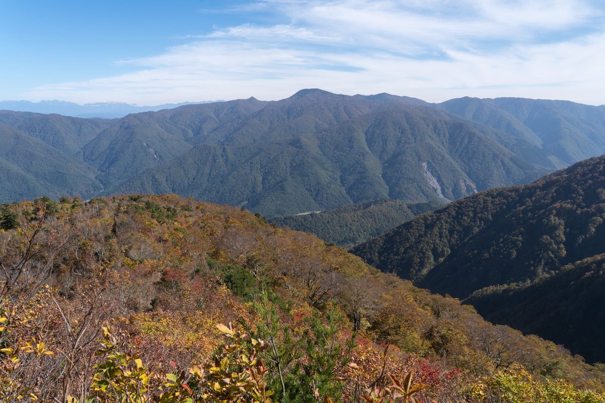 10月下旬、白山連峰を染める紅葉