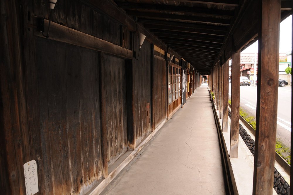 黒石市のこみせ通り（重要伝統的建造物群保存地区）