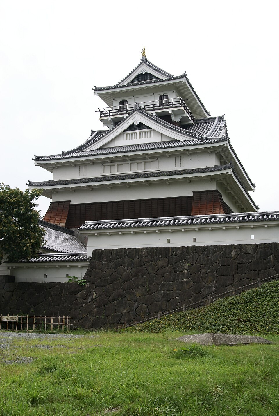 上山城（月岡城）の再建天守。現在は上山城郷土資料館として公開されている