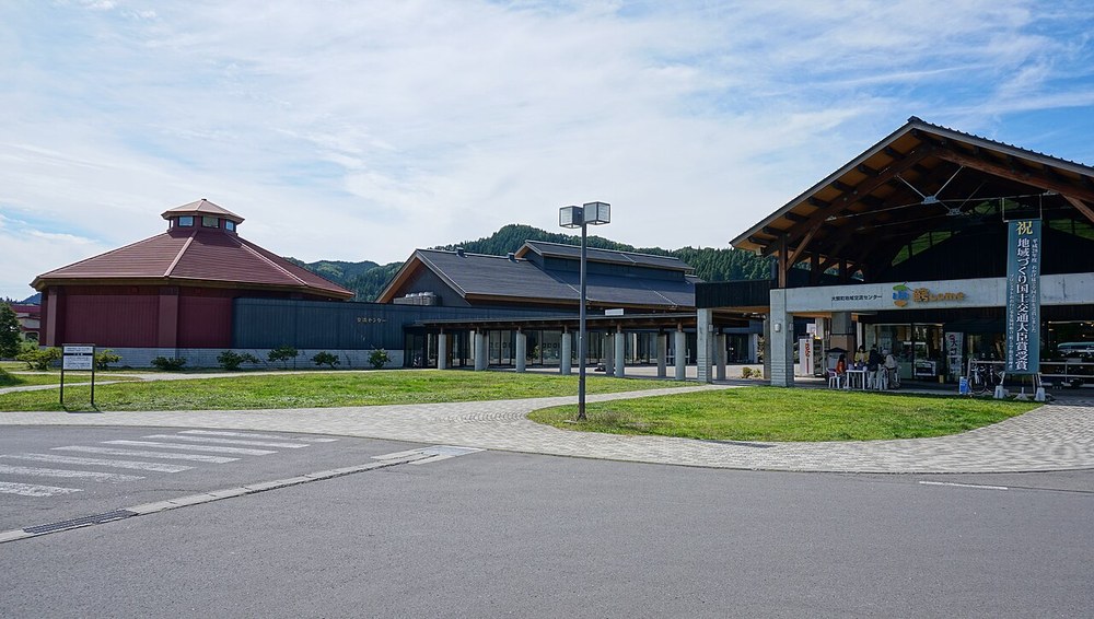 大鰐温泉の地域交流センター「鰐come（わにかむ）」の外観