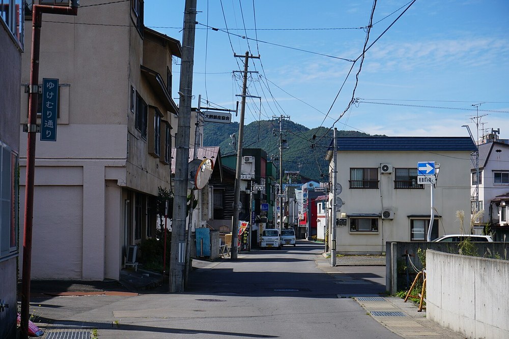 大鰐温泉のゆけむり通り。昭和の面影を残す温泉街に湯けむりが立ちのぼる