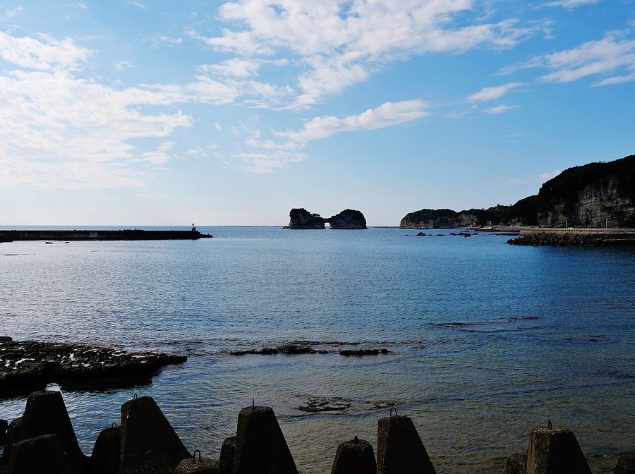 円月島（高嶋）── 中央に円い穴が開いた南紀白浜のシンボル岩島