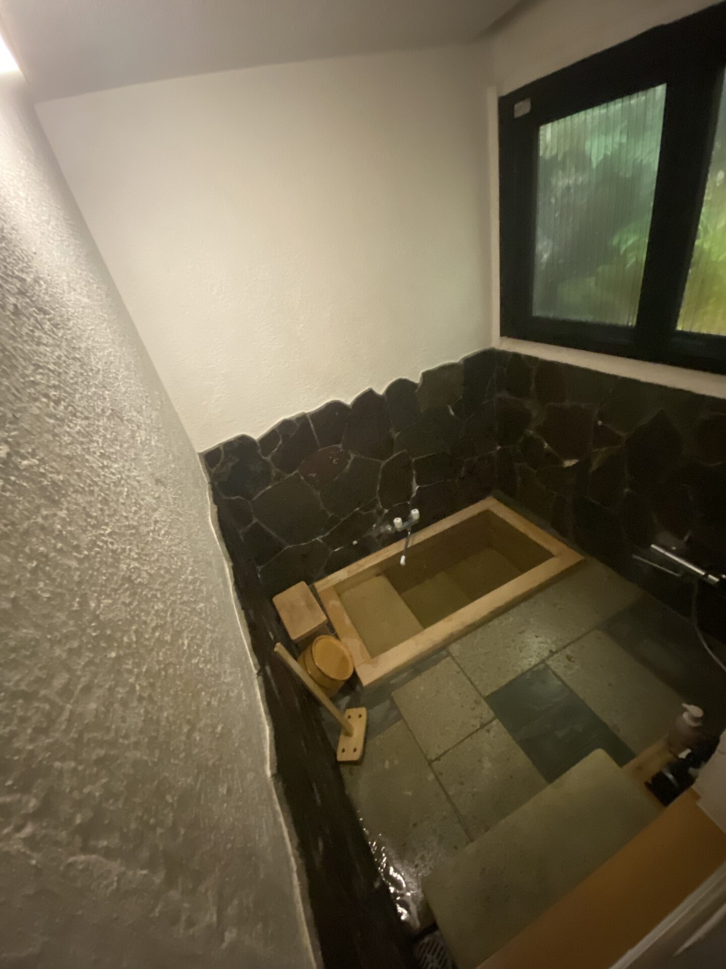 離れ山家荘 苅萱の間の客室露天風呂（源泉かけ流し）