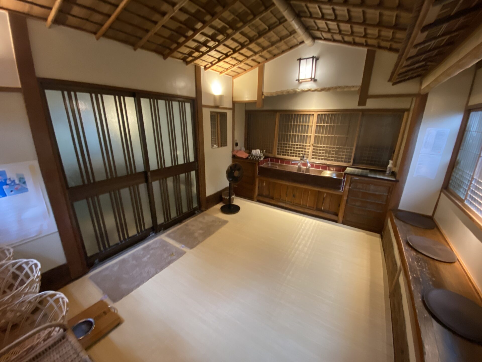 離れ山家荘の家族風呂の脱衣所（畳敷きの落ち着いた空間）
