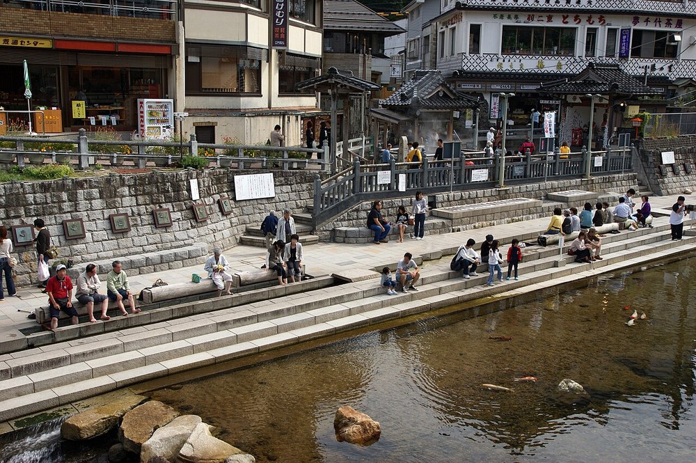 春来川河畔に広がる湯村温泉の温泉街と足湯