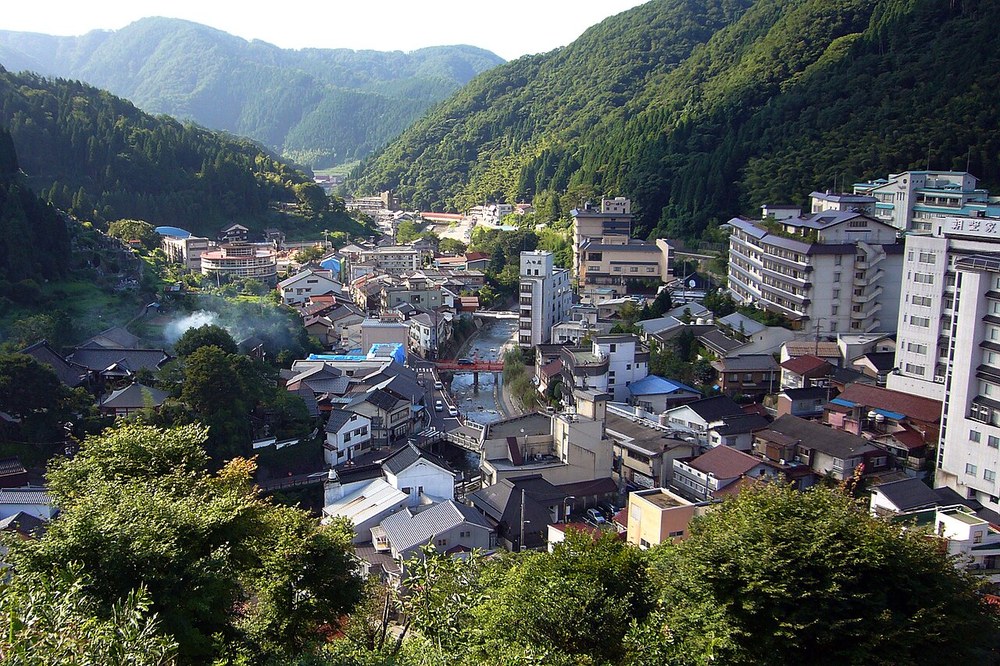 但馬の山々に抱かれた湯村温泉の温泉街