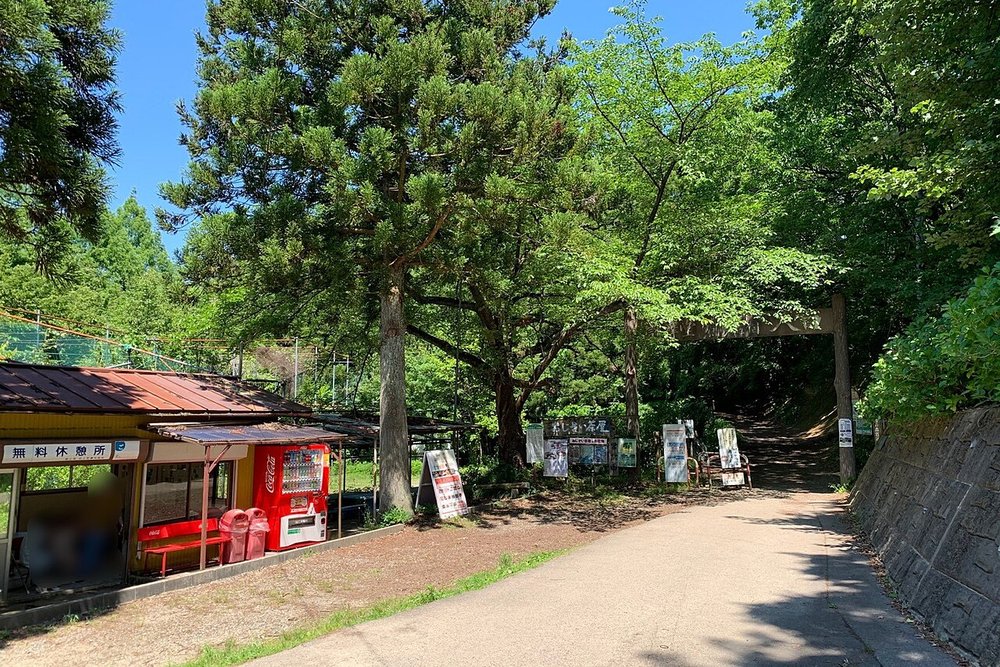 湯田上温泉が中腹に湧く護摩堂山（標高268.3m）の登山口