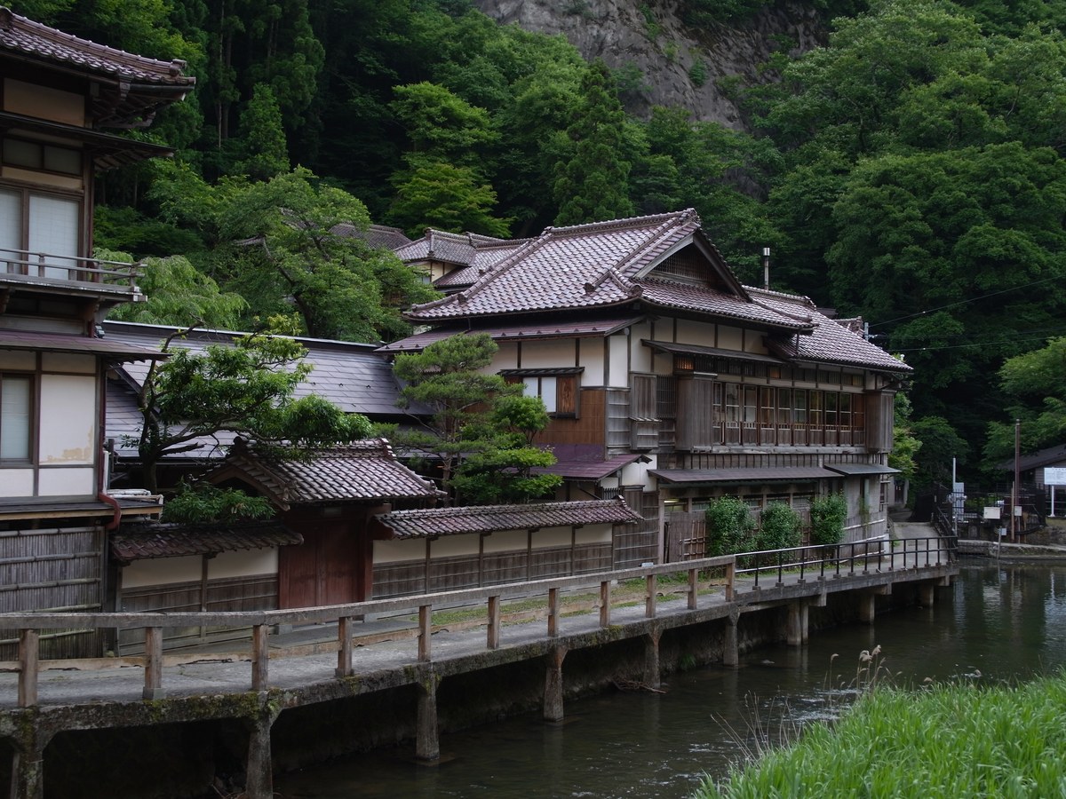 東山温泉 向瀧 木造2階建の数寄屋造り外観（別アングル）