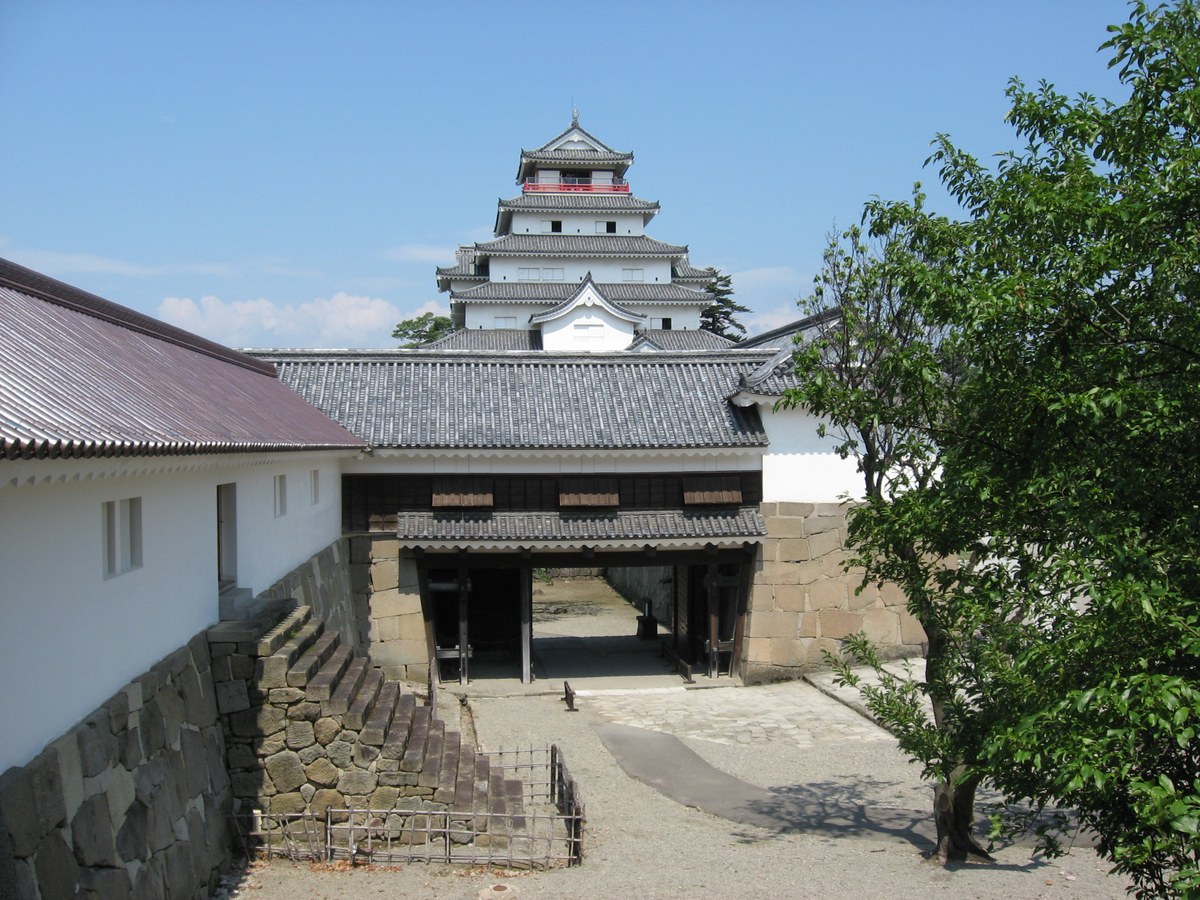 会津・鶴ヶ城（会津若松城）─ 東山温泉から徒歩圏の周辺観光名所