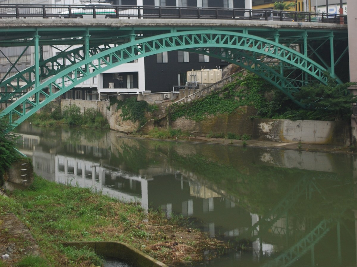 飯坂温泉 十綱橋（大正4年架設の鋼アーチ橋）と摺上川