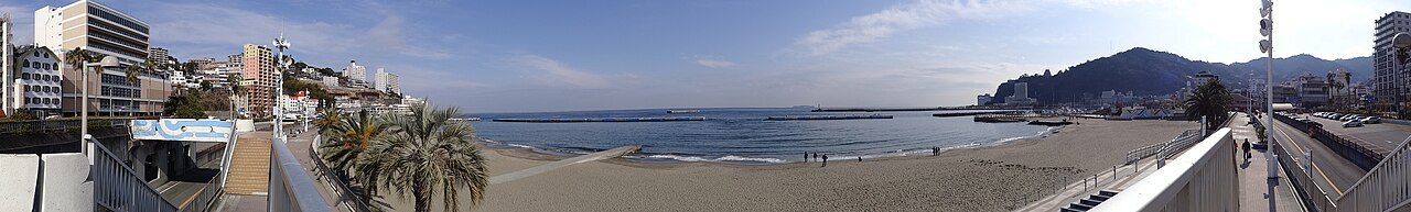 相模湾に面した熱海・伊豆山の海辺のパノラマ（熱海サンビーチ）