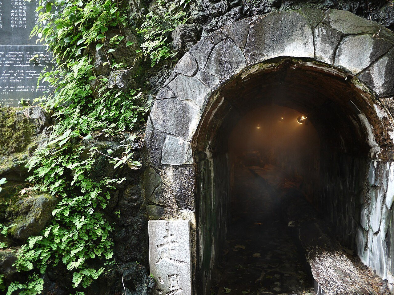 横穴式源泉「走り湯」の湯口