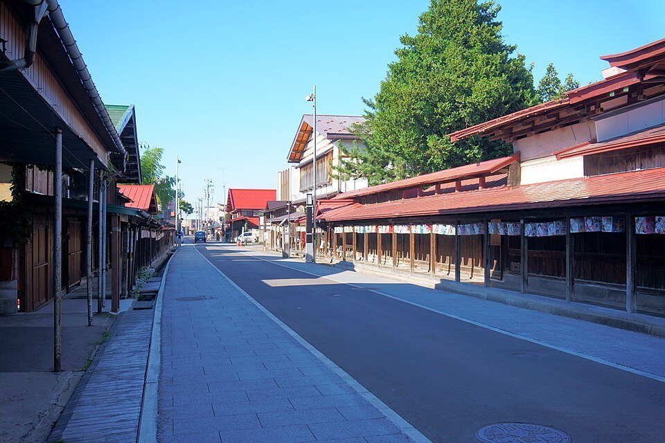 黒石市・中町こみせ通りの伝統的な町並み