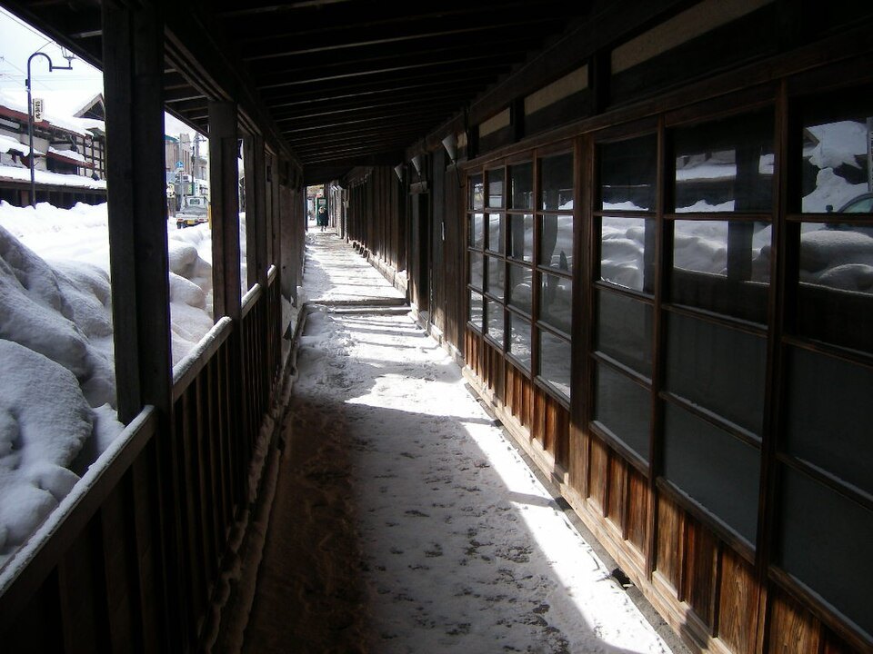 冬の黒石・こみせ（雪囲いされた木造アーケードの内部）