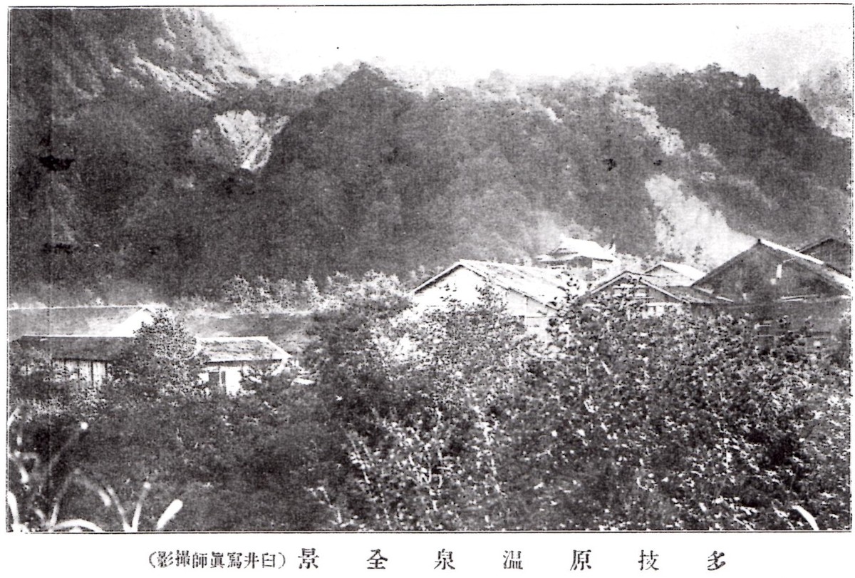 明治41年(1908年)に撮影された立山温泉。山あいに湯屋が建ち並んでいた当時のようす