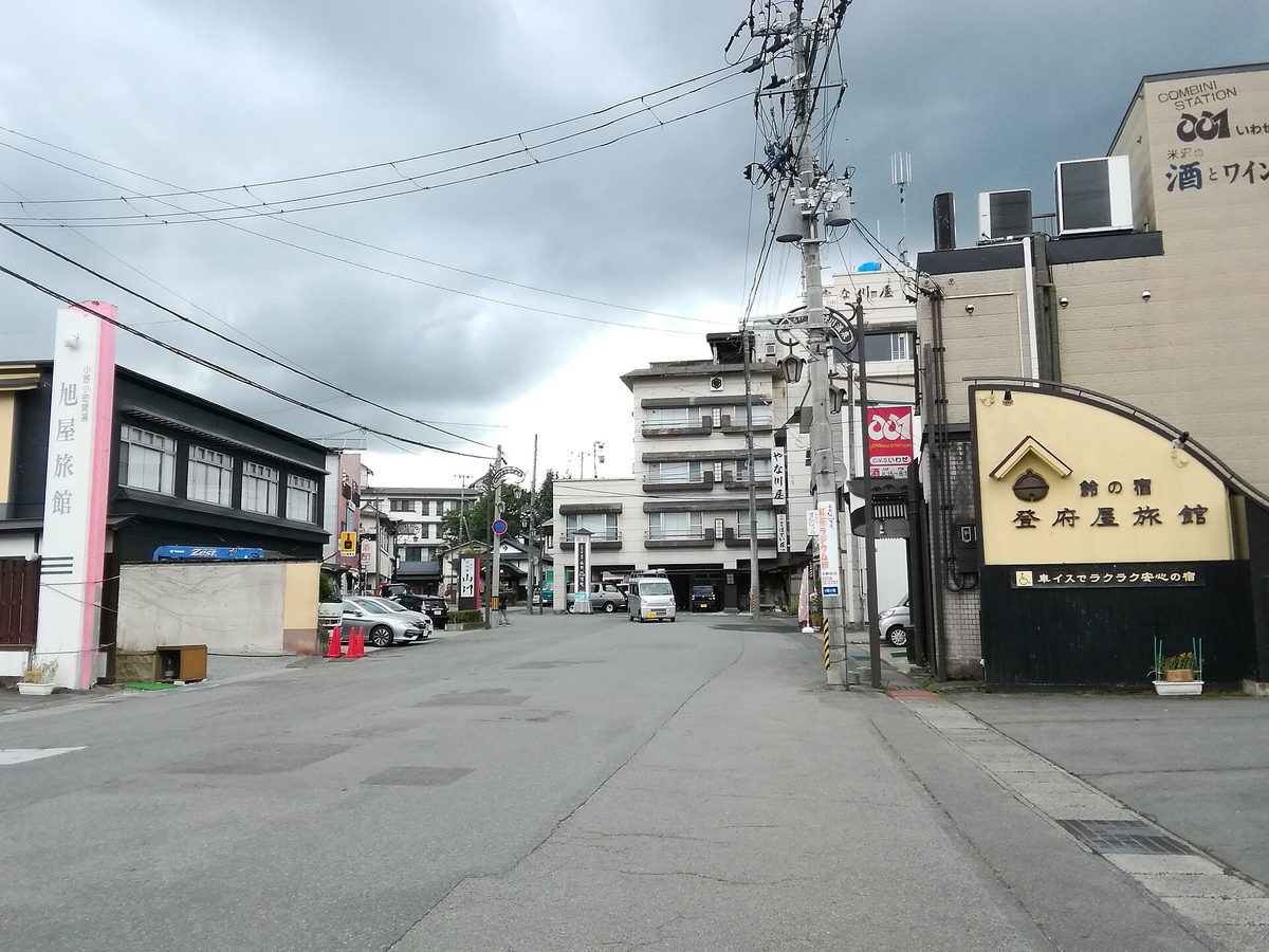旅館が軒を連ねる小野川温泉の温泉街のメインストリート