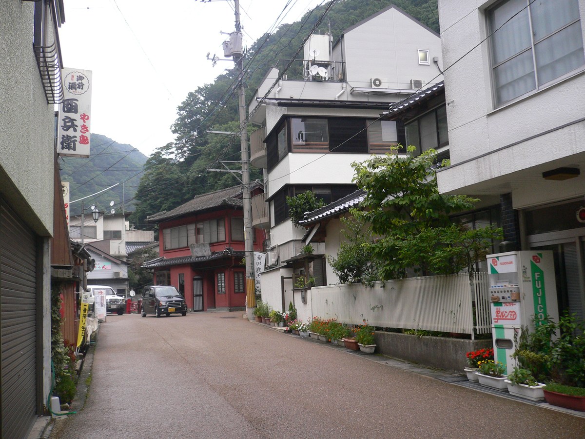 旅館や商店が連なる湯原温泉の温泉街