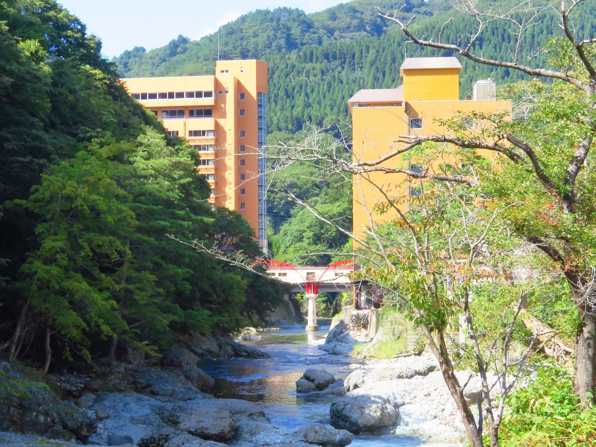 米代川の渓流ぞいに宿が建つ秋田県鹿角市の湯瀬温泉