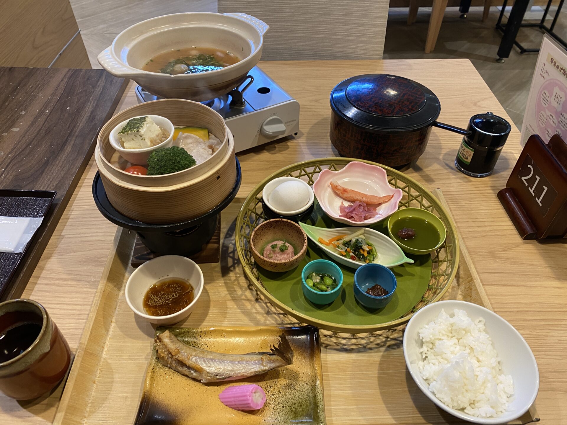 陽だまり一の湯の朝食（タラの一夜干し・せいろ蒸し・土鍋の味噌汁・おひつご飯）