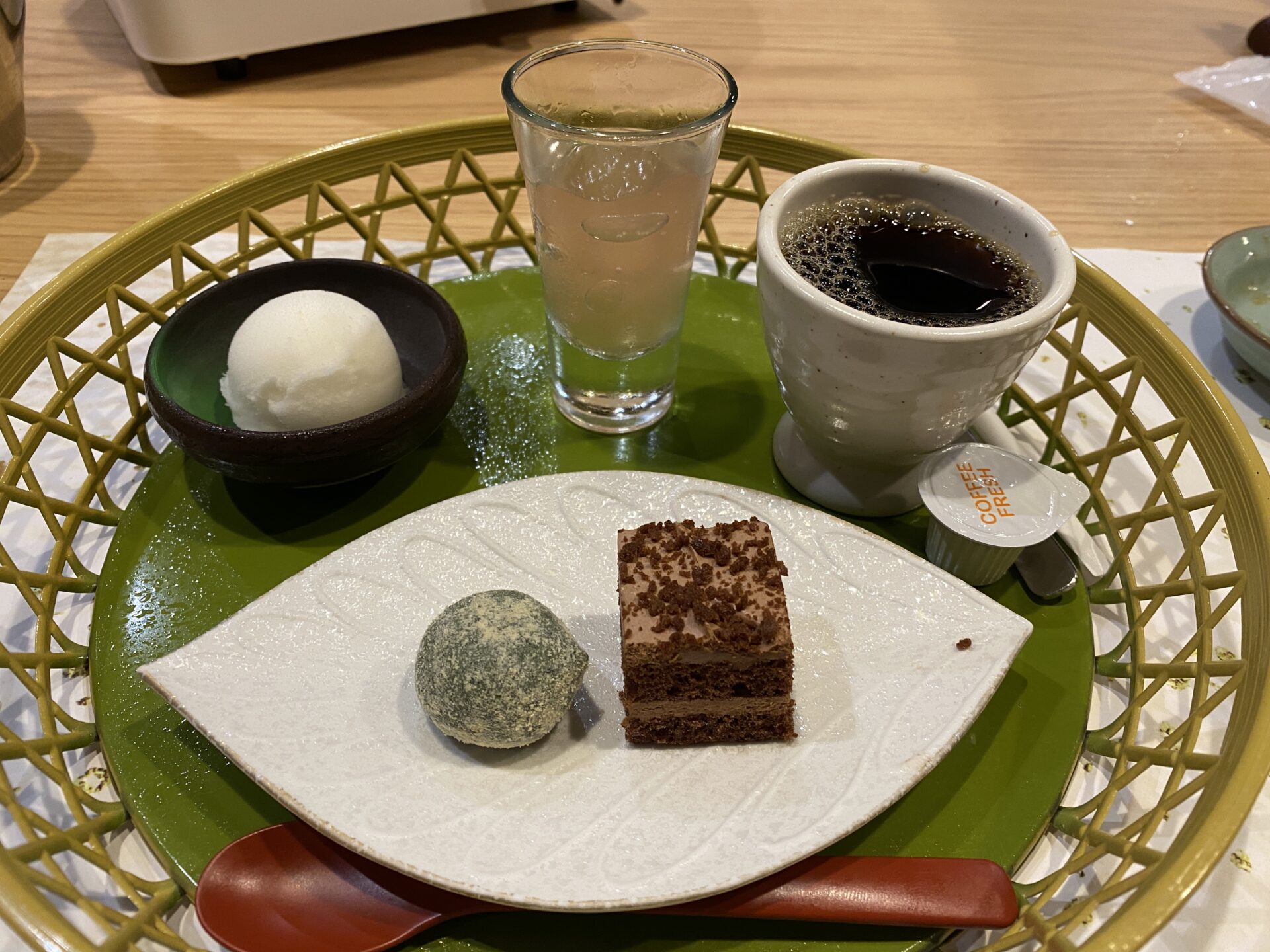 季節のデザートとコーヒー