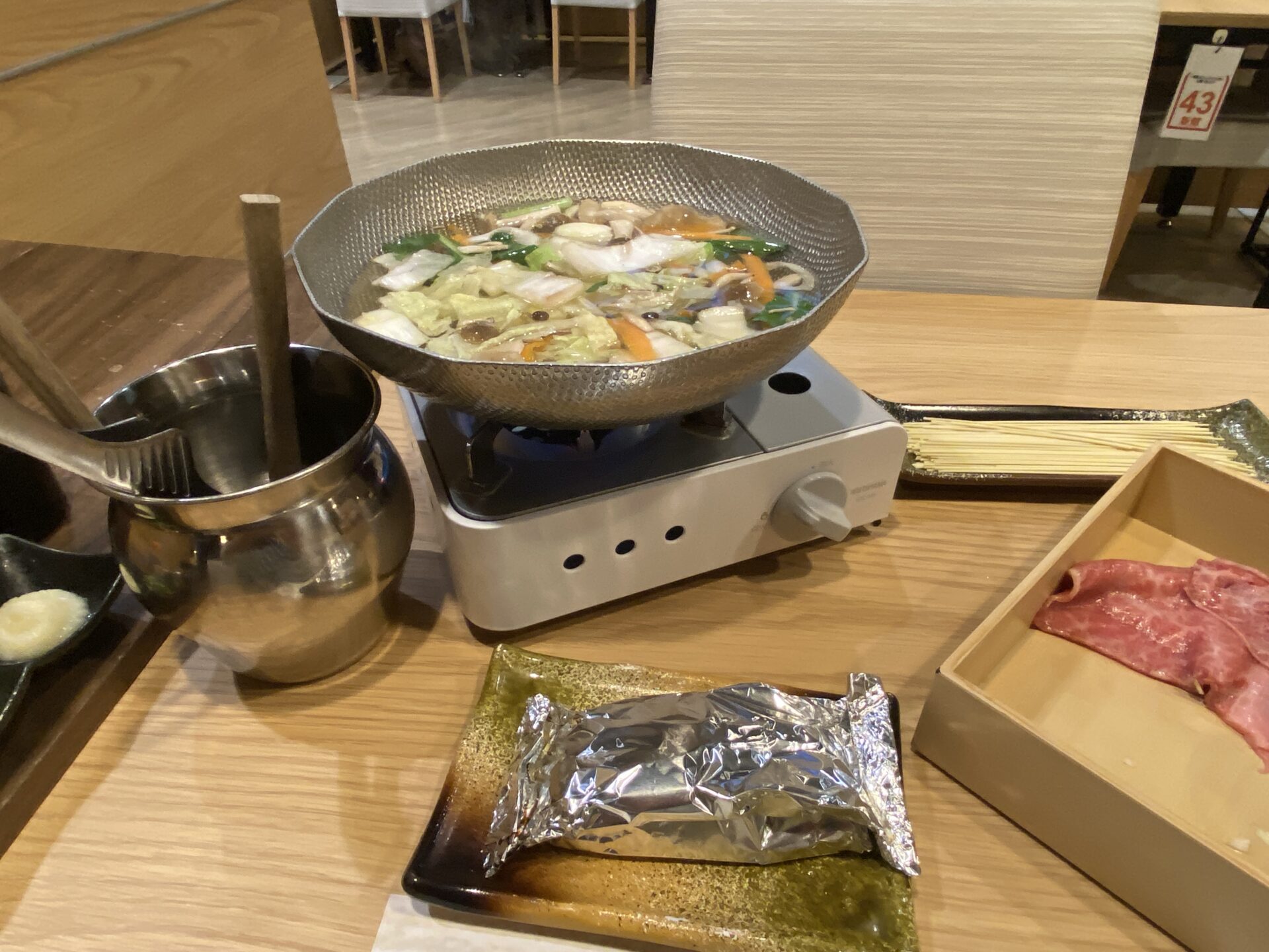 しゃぶしゃぶの鍋と〆のラーメン