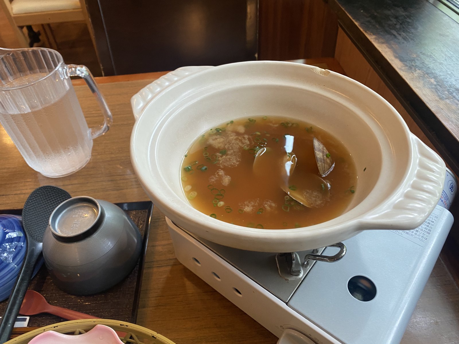 卓上コンロで温めるあさりの味噌汁（土鍋提供）