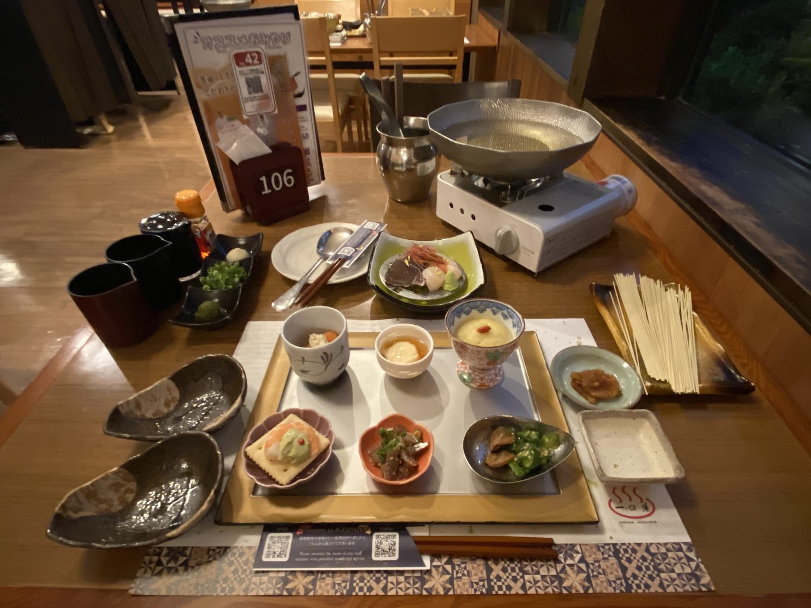 夕食の全景（着席時に前菜から鍋まで配膳済み）