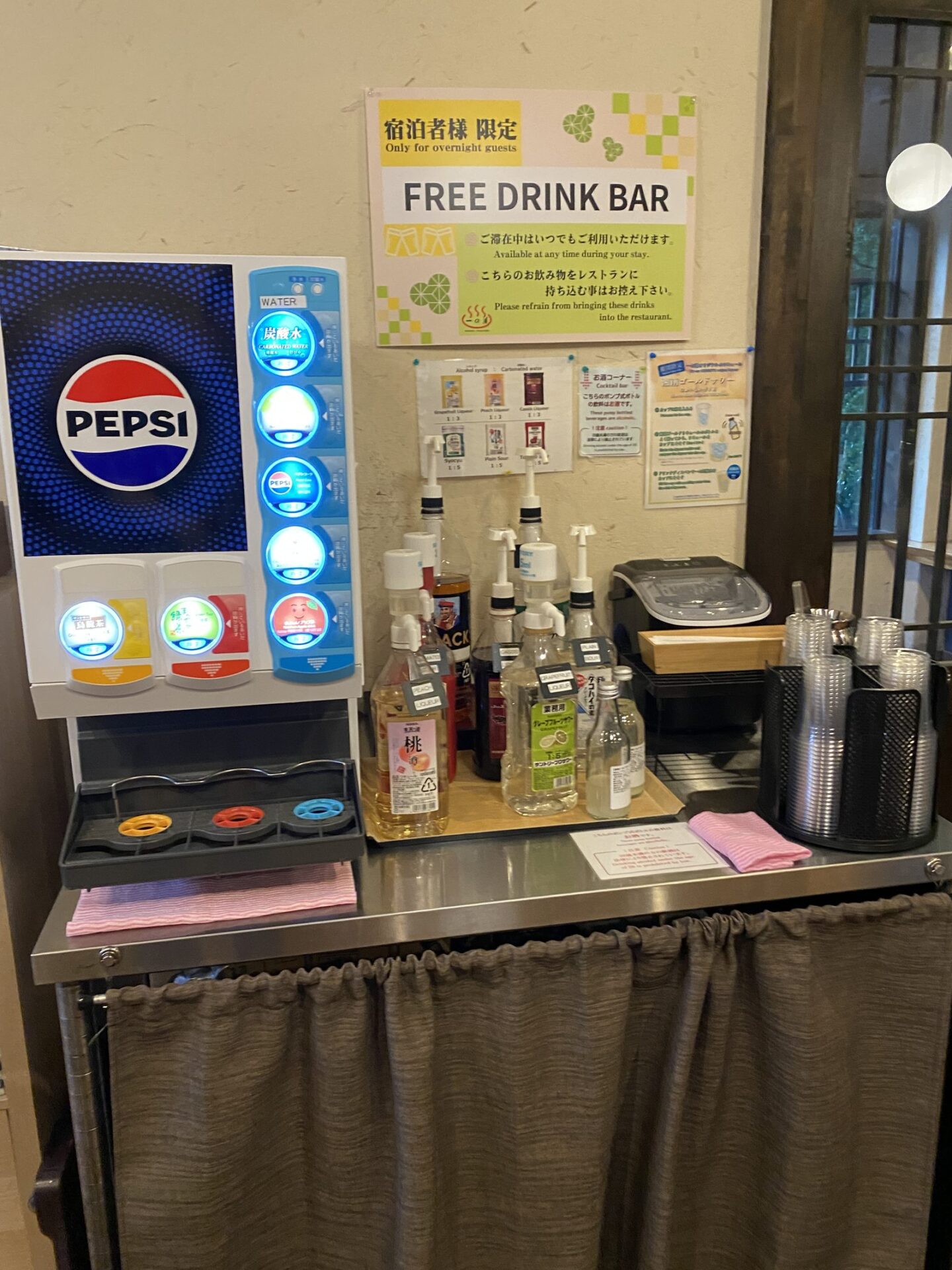 宿泊者限定フリードリンクバー（お酒はカクテルバー方式）