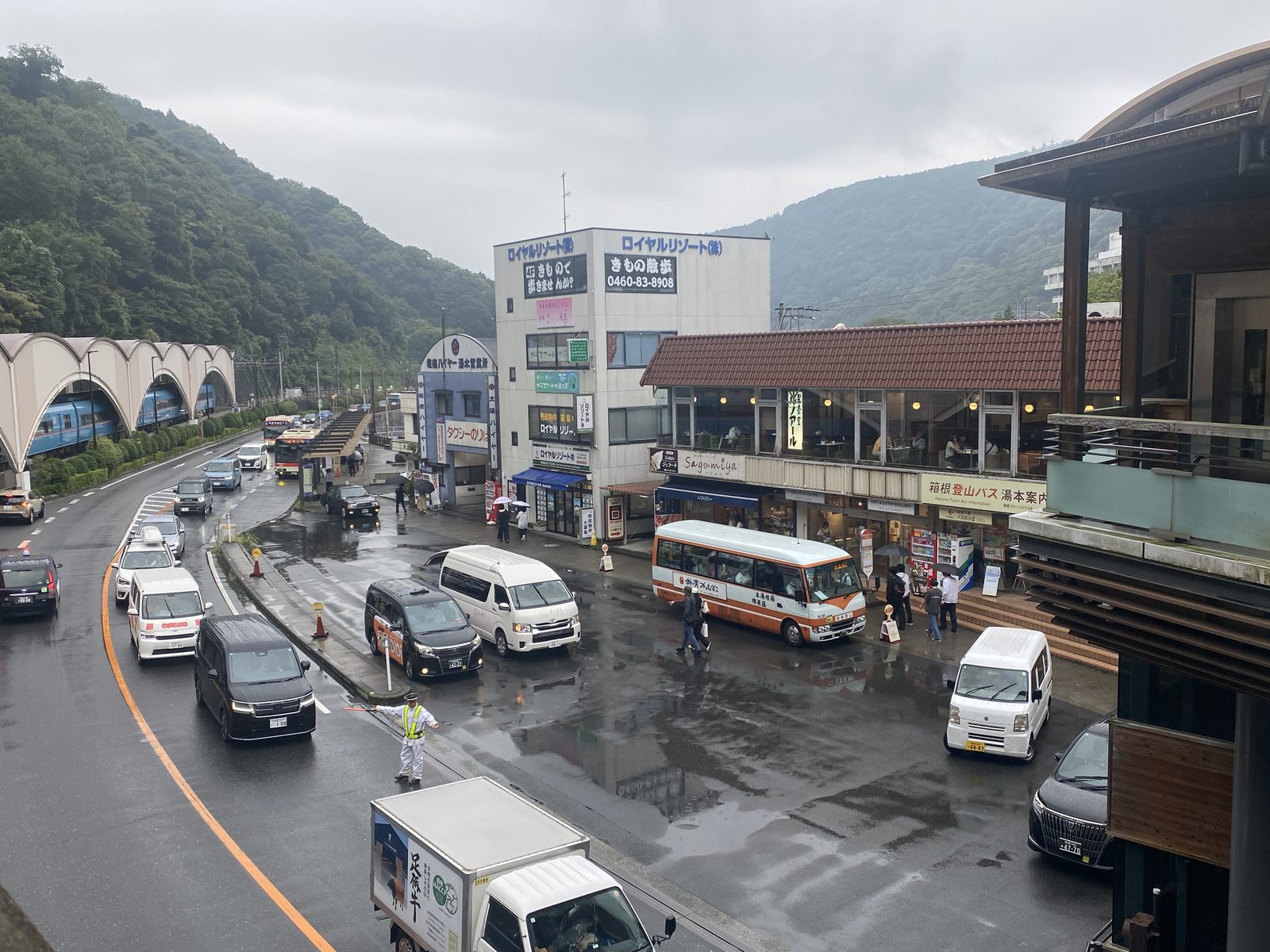 箱根湯本駅前の様子（夏休み最終週の土曜・雨天で混雑）