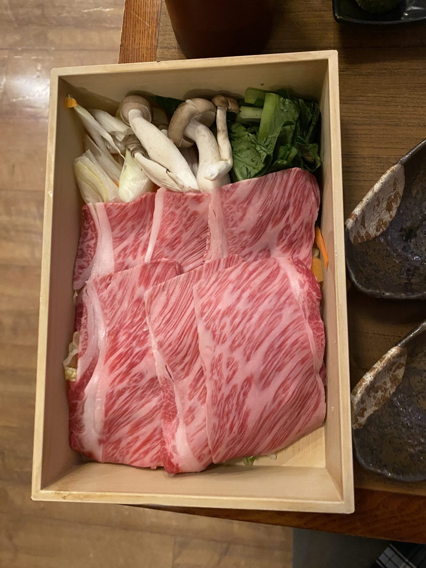 最高級米沢牛のしゃぶしゃぶ（霜降りの肉箱と野菜）