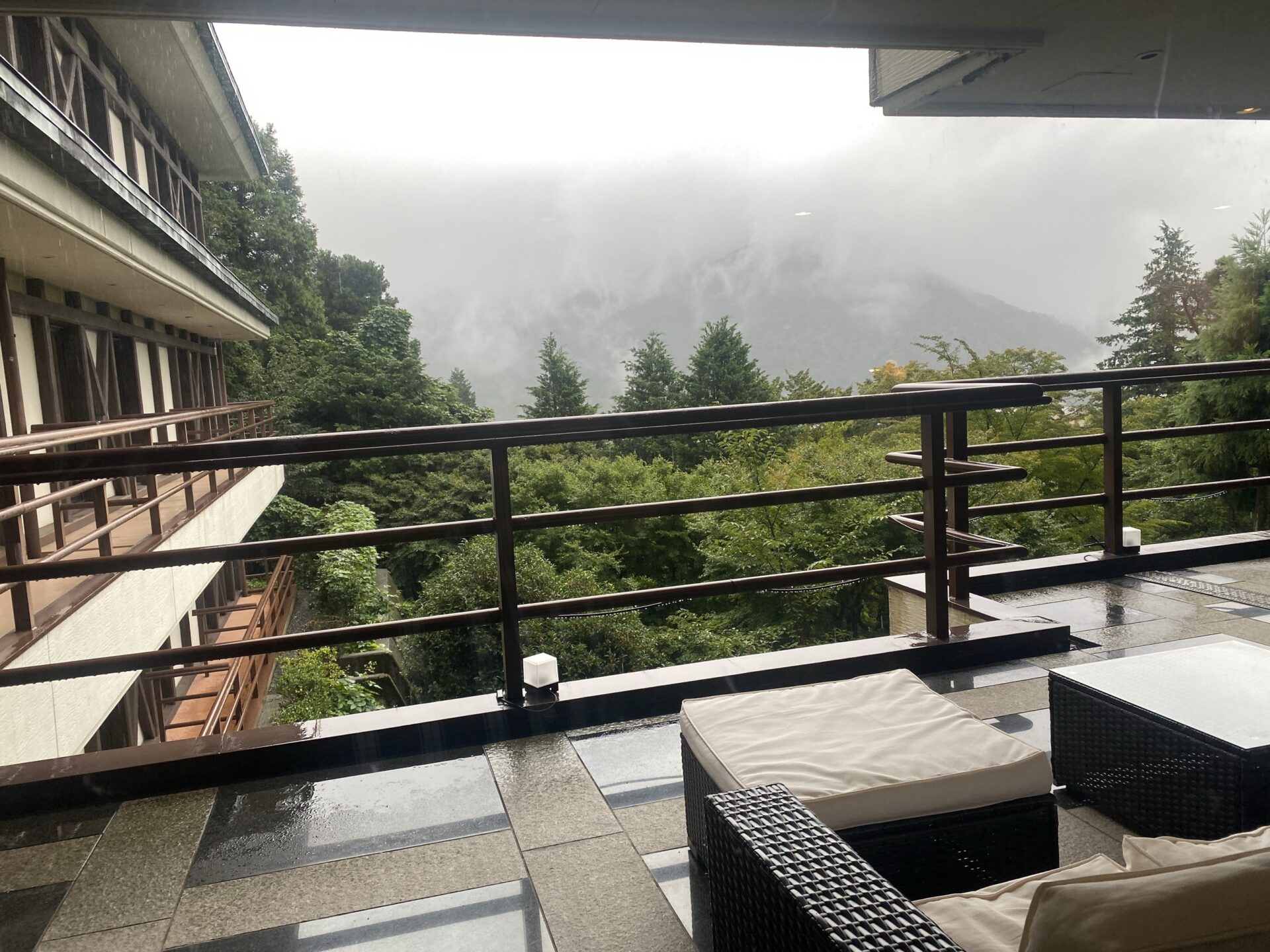 2階テラス席 雨の外輪山｜ホテルマロウド箱根