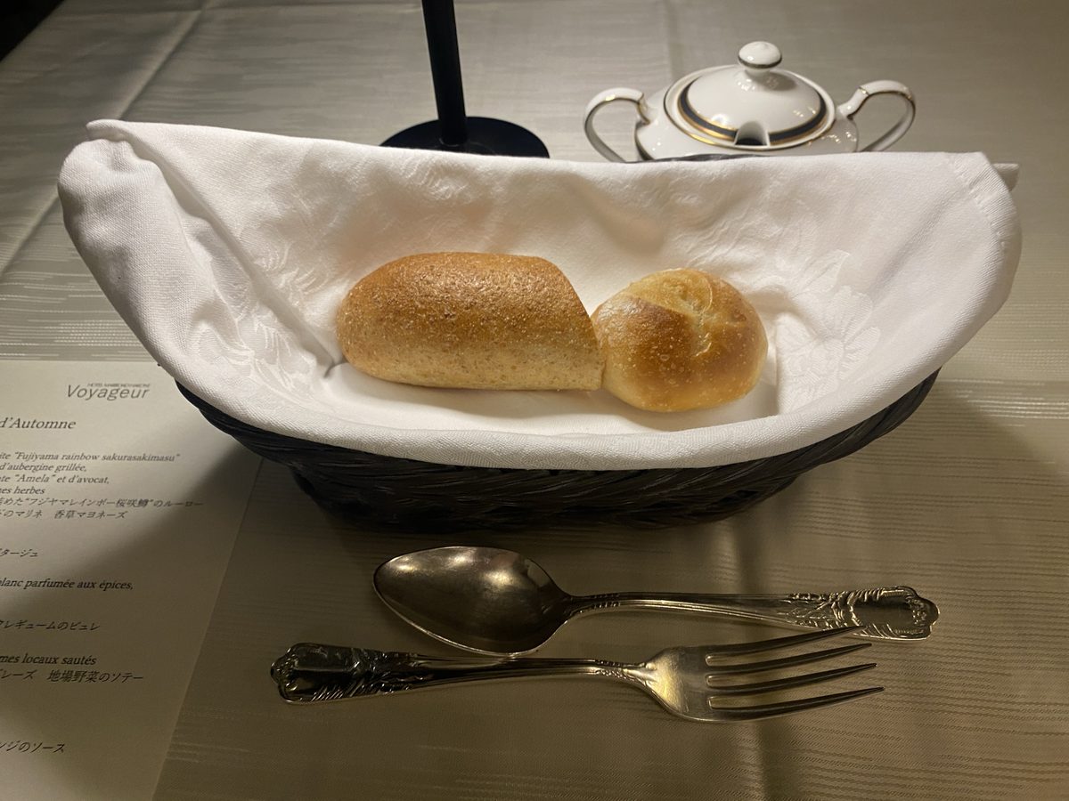 夕食 パン2種｜ホテルマロウド箱根