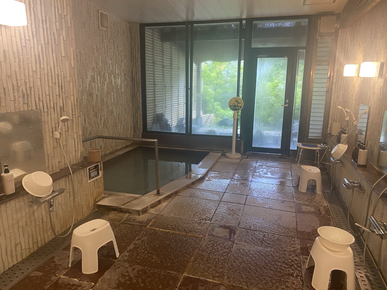 大浴場の内湯 白濁の湯と洗い場（朝・無人）｜ホテルマロウド箱根