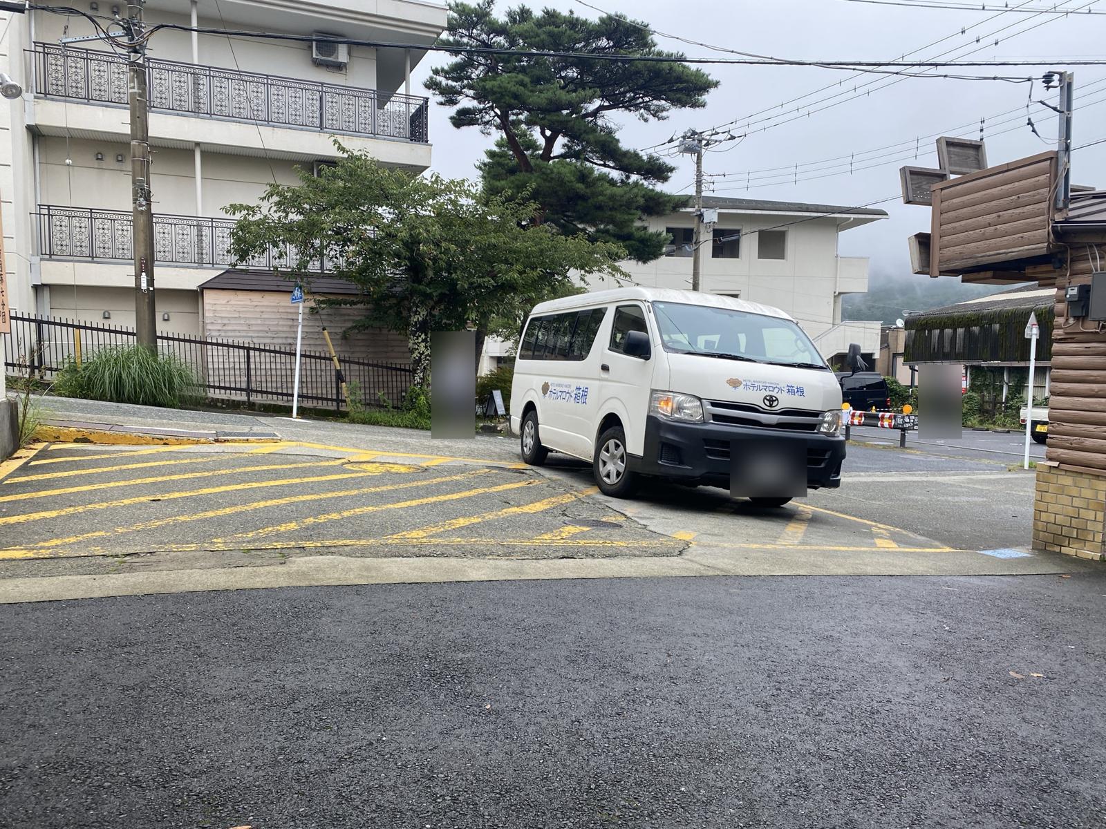 強羅駅前に来たホテルマロウド箱根の送迎車｜ホテルマロウド箱根