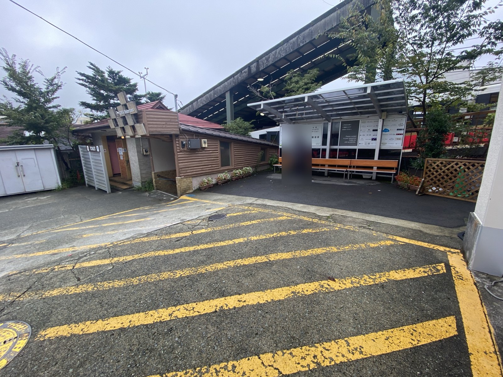 強羅駅 地下道を抜けた先の送迎待合所 HOTEL SHUTTLE STATION GORA TOWN｜ホテルマロウド箱根