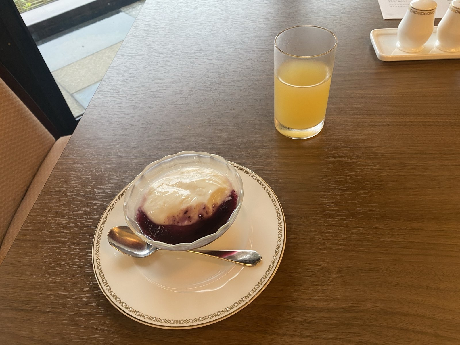 朝食 先に出ていたヨーグルトとジュース｜ホテルマロウド箱根