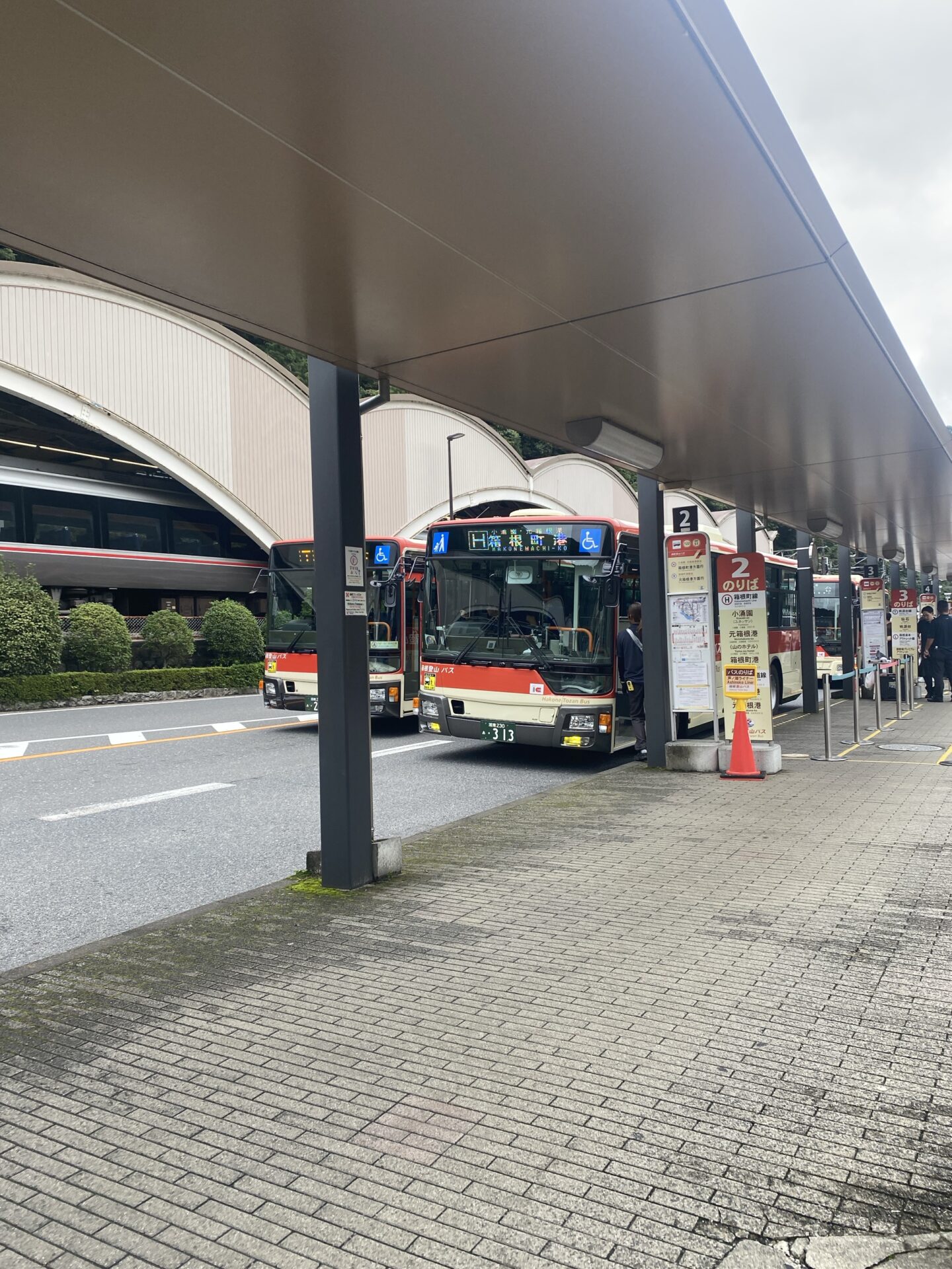 箱根湯本駅2番のりば（芦の湯へ向かう箱根登山バスの乗り場）｜箱根・芦之湯 きのくにや