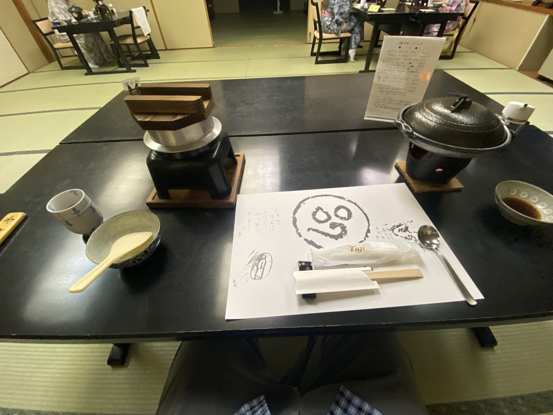 夕食の席（達磨の墨絵と和歌が刷られた敷紙）｜箱根・芦之湯 きのくにや
