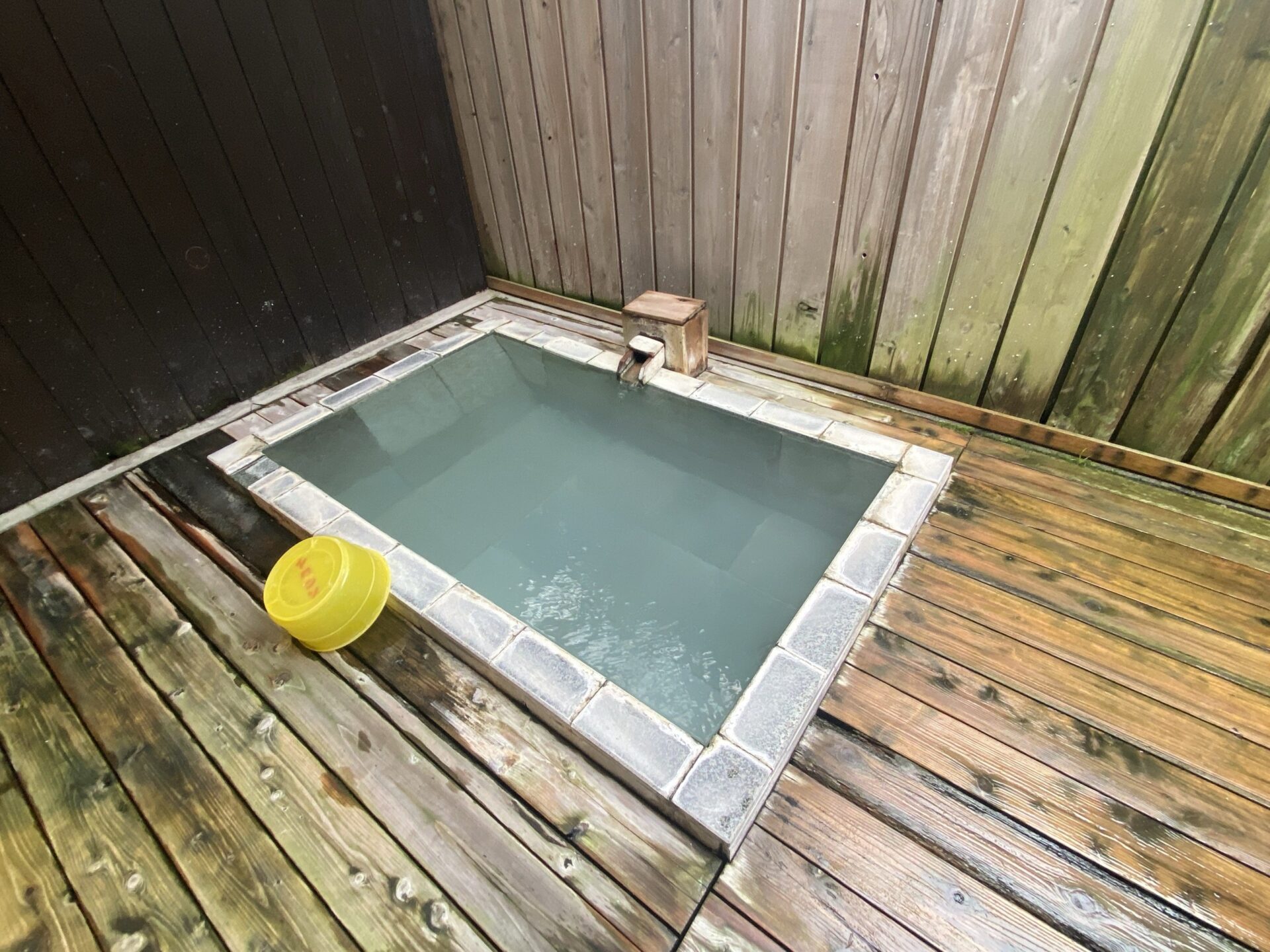 木の湯口から注がれる客室露天風呂の濁り湯｜箱根・芦之湯 きのくにや
