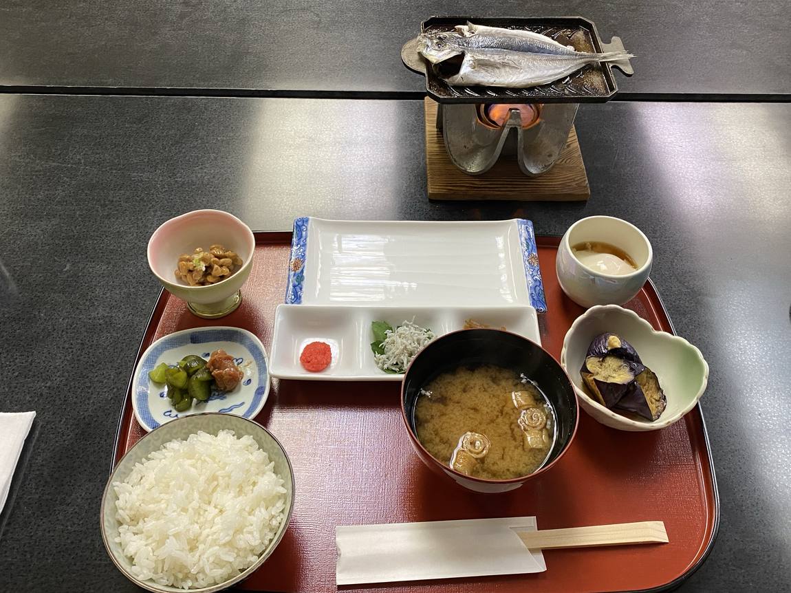 朝食のお膳全体（アジの開き・温泉卵・納豆・なすの煮物）｜箱根・芦之湯 きのくにや