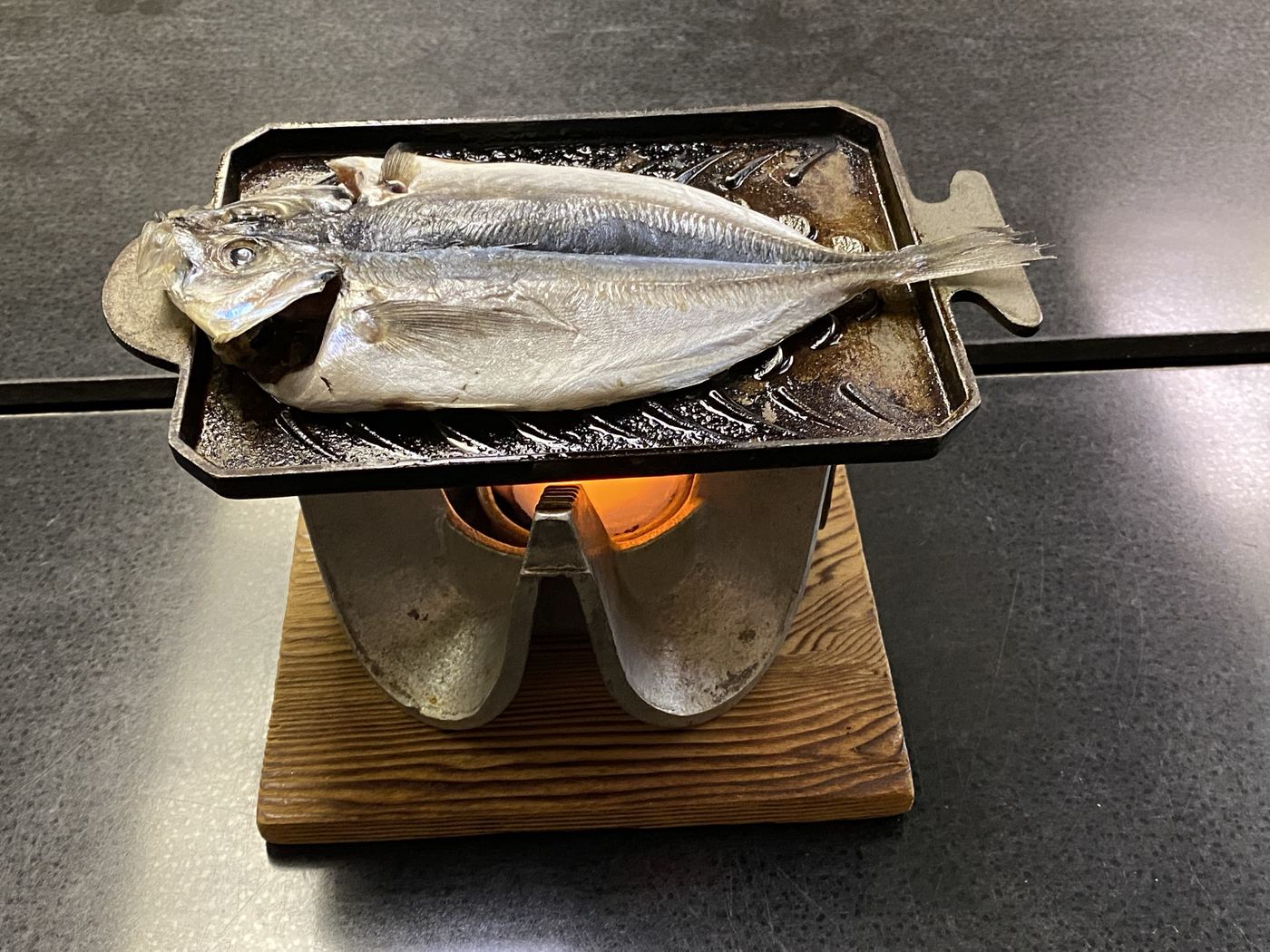 卓上の固形燃料で焼くアジの開き｜箱根・芦之湯 きのくにや朝食