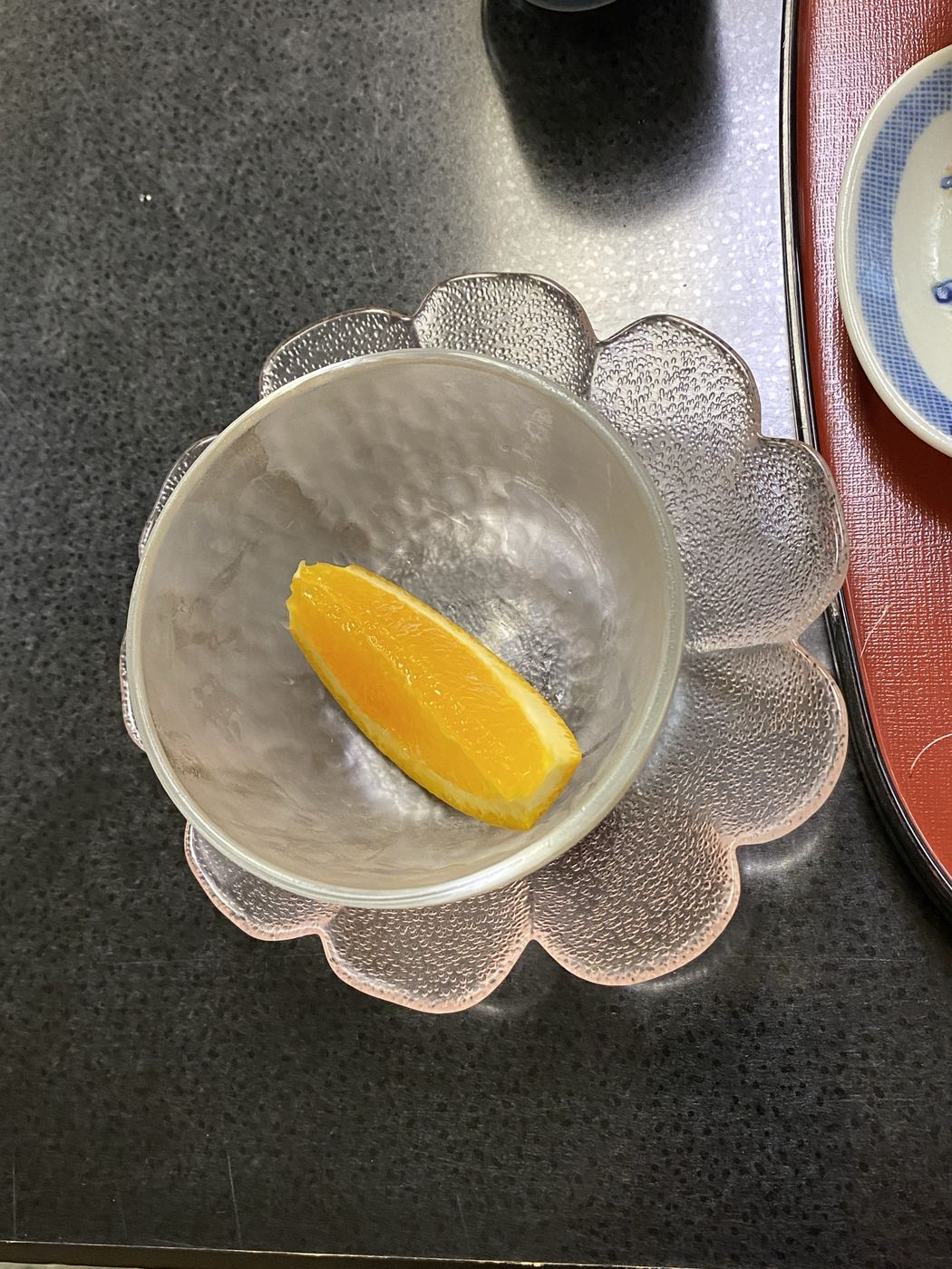 朝食のデザート（ガラスの器のオレンジ・1切れ食べたあと）｜箱根・芦之湯 きのくにや