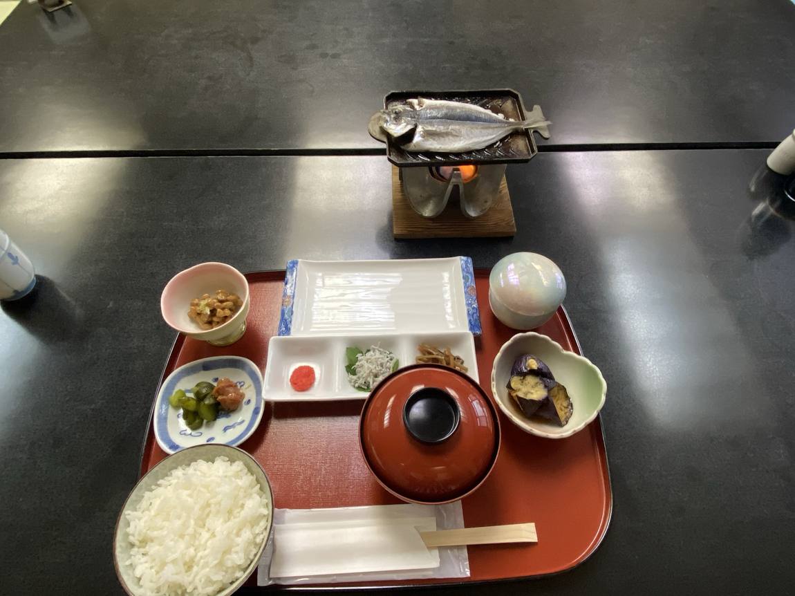 配膳された直後の朝食の膳と、アジの開きを焼く卓上の焼き台｜箱根・芦之湯 きのくにや