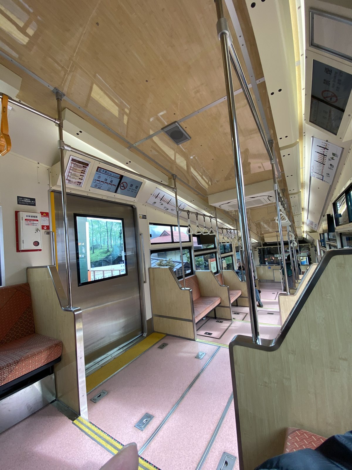 箱根登山ケーブルカーの車内。斜面に合わせて床が階段状になっている