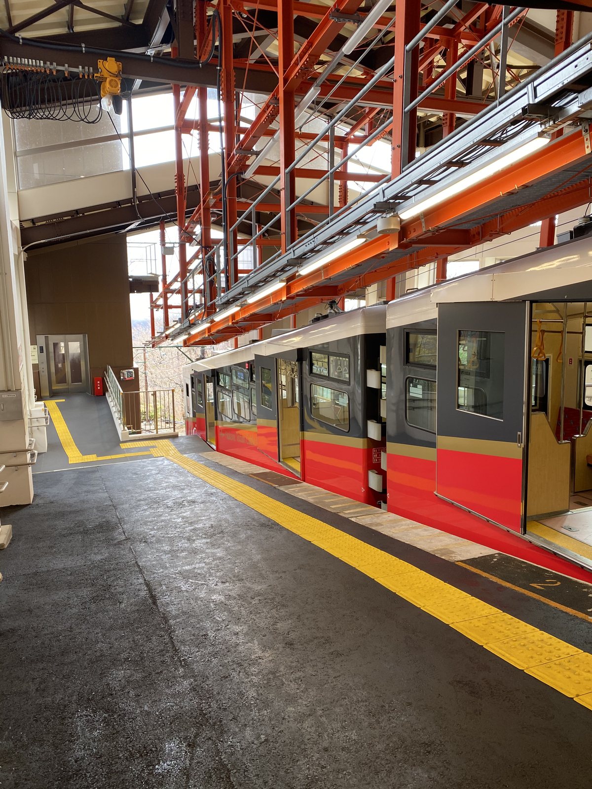 強羅駅のケーブルカーのりばに停車中の車両