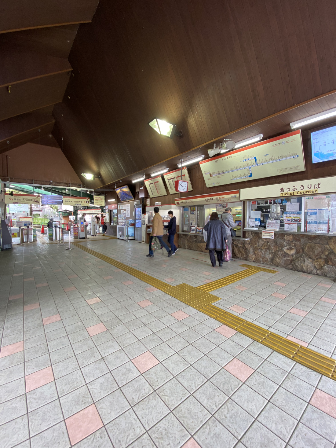 強羅駅のきっぷ売り場。早雲山方面（ケーブルカー）と箱根湯本・小田原方面（登山電車）の案内が並ぶ